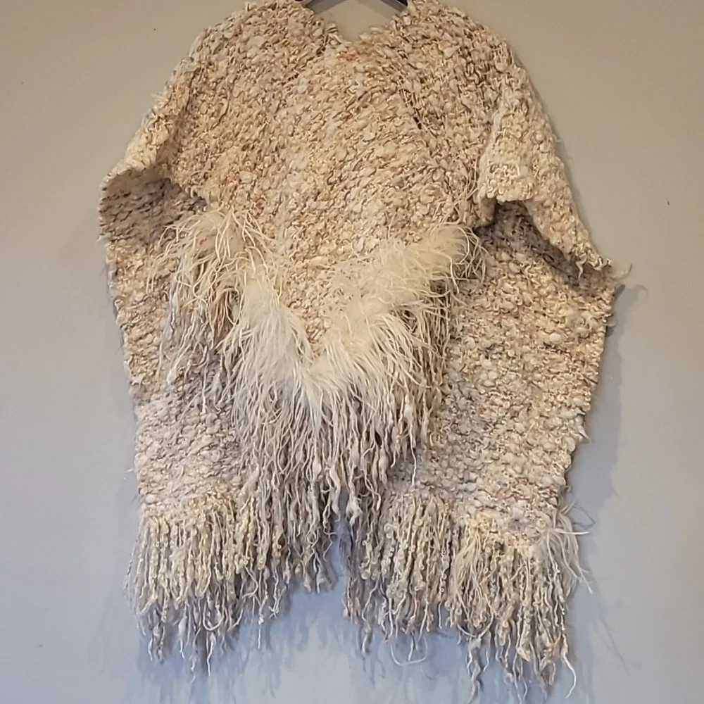 Thick fuzzy shawl with feather - Picture 6 of 11